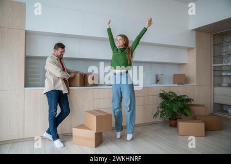 Eine überglückte Frau und eine glückliche Umsiedlung des Mannes. Lange erwartete Wohnung mit genehmigter Hypothek. Stockfoto