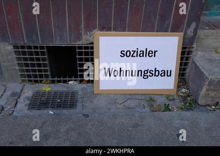 Schild an einem Kellerloch Schild an einem Kellerloch, 21.02.2024, Wedding, Berlin, Neben einem Kellerloch steht ein Schild mit dem Schriftzug sozialer Wohnungsbau. *** Schild an einem Kellerloch Schild an einem Kellerloch, 21 02 2024, Wedding, Berlin, neben einem Kellerloch steht ein Schild mit den Worten Sozialwohnungsbau Stockfoto