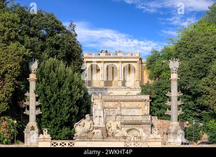 Blick auf die Terrasse Pincio von der Piazza del Popolo (Platz des Volkes) in Rom, Italien. Ein Detail im Vordergrund des Brunnens der DEA Roma. Stockfoto