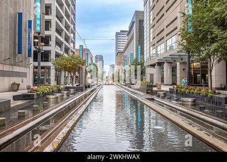 Houston, USA - 21. Oktober 2023: canal Downtown an der Main Street in Houston mit Wolkenkratzern. Stockfoto