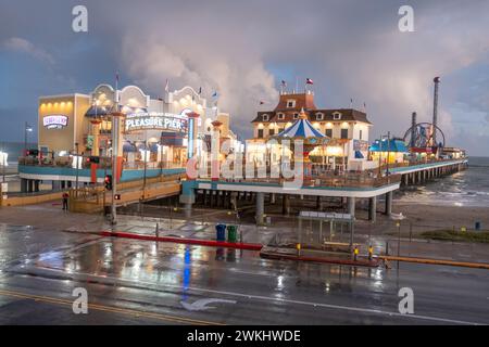 Galveston, USA - 29. Oktober 2023: Pleasure Pier vom Wasser aus gesehen bei schlechtem Wetter., Texas, USA. Stockfoto