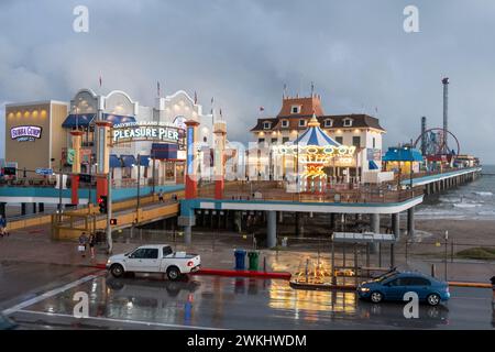 Galveston, USA - 29. Oktober 2023: Pleasure Pier vom Wasser aus gesehen bei schlechtem Wetter., Texas, USA. Stockfoto