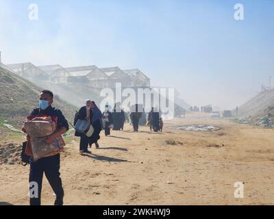 Rafah, Palästina. Januar 2024. Der Exodus palästinensischer Flüchtlinge in die Stadt Rafah im südlichen Gazastreifen nach Beginn der militärischen Operation der israelischen Armee in der Stadt Khan Yunis im südlichen Gazastreifen, 21. Februar 2024. Foto: Habboub Ramez/ABACAPRESS.COM Credit: Abaca Press/Alamy Live News Stockfoto