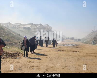 Rafah, Palästina. Januar 2024. Der Exodus palästinensischer Flüchtlinge in die Stadt Rafah im südlichen Gazastreifen nach Beginn der militärischen Operation der israelischen Armee in der Stadt Khan Yunis im südlichen Gazastreifen, 21. Februar 2024. Foto: Habboub Ramez/ABACAPRESS.COM Credit: Abaca Press/Alamy Live News Stockfoto