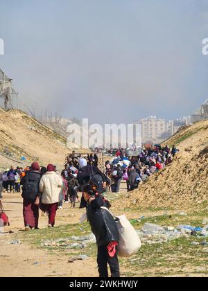 Rafah, Palästina. Januar 2024. Der Exodus palästinensischer Flüchtlinge in die Stadt Rafah im südlichen Gazastreifen nach Beginn der militärischen Operation der israelischen Armee in der Stadt Khan Yunis im südlichen Gazastreifen, 21. Februar 2024. Foto: Habboub Ramez/ABACAPRESS.COM Credit: Abaca Press/Alamy Live News Stockfoto