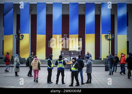 Odessa, Ukraine. Februar 2024. Journalisten und Polizisten stehen vor dem Rathaus der Hafenstadt, das mit ukrainischen Fahnen verziert ist. Am 24. Februar 2024 jährt sich der Beginn des russischen Aggressionskrieges gegen die Ukraine zum zweiten Mal. Quelle: Kay Nietfeld/dpa/Alamy Live News Stockfoto