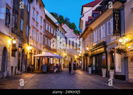 Abend in der Altstadt von Ljubljana in Slowenien. Traditionelle Gebäude entlang der Gornji Trg Straße. Stockfoto