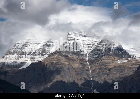 Mit 3954 Metern ist der Mount Robson der höchste Berg der Kanadischen Rocky Mountains in British Columbia in Kanada. Stockfoto