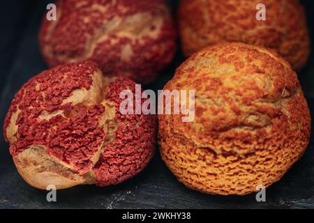 Köstliche runde, farbige Brötchen. Süßes Gebäck Dessert Stockfoto