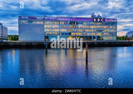 Abend im BBC Scotland Building am River Clyde, Fernseh- und Radiostudio-Komplex am Pacific Quay, Glasgow, Schottland, Großbritannien. Stockfoto