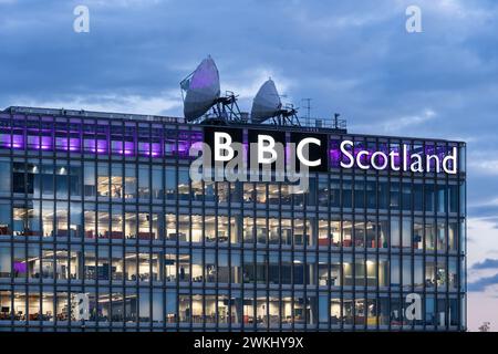 Abend im BBC Scotland Building TV and Radio Studio Complex am Pacific Quay, Glasgow, Schottland, Großbritannien. Stockfoto