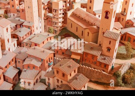 Diorama, Miniaturhäuser mit mittelalterlichem Grundriss von San Gimignano, Toskana, Italien. Nahaufnahme, Makroaufnahme mit kleinen Häusern, Dächern und Backsteinmauern Stockfoto