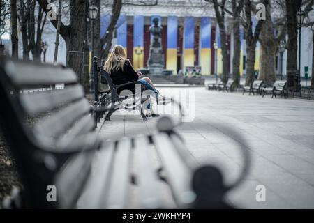 Odessa, Ukraine. Februar 2024. Die Menschen sitzen morgens auf der Promenade der Hafenstadt vor dem Rathaus. Am 24. Februar 2024 jährt sich der Beginn des russischen Aggressionskrieges gegen die Ukraine zum zweiten Mal. Quelle: Kay Nietfeld/dpa/Alamy Live News Stockfoto