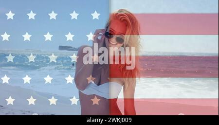 Bild der Flagge der usa über der kaukasierin am Strand im Sommer Stockfoto