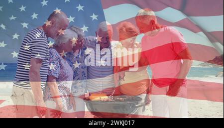 Bild der Flagge der usa über verschiedenen älteren Freunden am Strand im Sommer Stockfoto