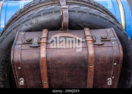 Reserverad und Koffer am Heck des Fahrzeugs. Stockfoto