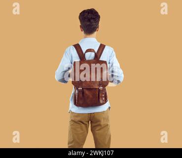 Seltene Ansicht eines jungen Mannes, der mit Rucksack steht Stockfoto