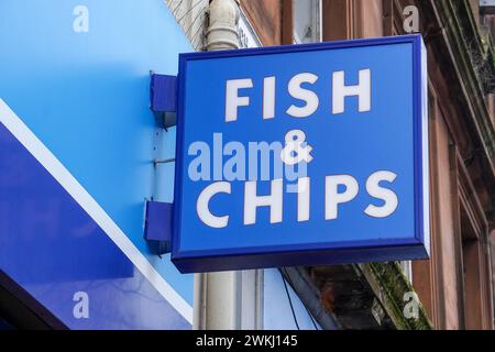 Schild für FISH and Chips vor einem Fast Food Outlet, Ayr, UK Stockfoto