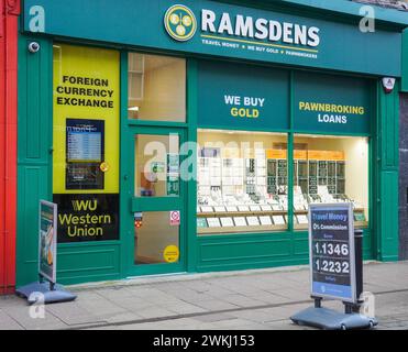 Außenansicht des Ramsden Pfandbuches mit Pfandschmuck und Wechselkursen. Ayr, Schottland, Großbritannien Stockfoto