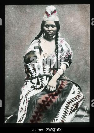 Indigene Im Pazifischen Nordwesten Um 1900, Foto, Handkoloriert. Porträt von Rosa Paul, eingewickelt in indigenen Balnket. Als die Statue von Sacajawea für den Park in Portland modelliert werden sollte, schrieb die Bildhauerin an Major Morehouse für eine indische Studie, und es war das Bild von Rosa Paul, das er ihr schickte, und von diesem aus modellierte sie Sacajawea. Stockfoto