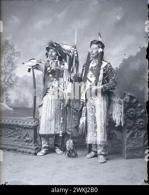 Zwei junge Männer in traditioneller Kleidung. Fotografien von Indianern, hauptsächlich auf dem Columbia River Plateau im Pazifischen Nordwesten der frühen 1900er Jahre Stockfoto