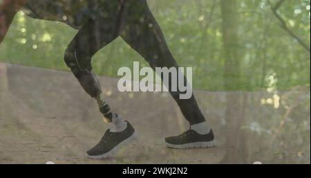 Bild des Stadtbildes über behindertem afroamerikaner mit künstlicher Beinstreckung Stockfoto