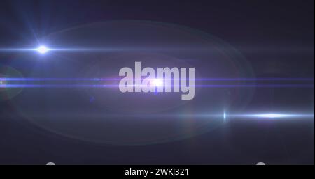 Bild von Lichtstrahlen, die sich über dunklen Hintergrund bewegen Stockfoto