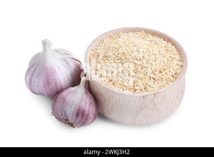 Getrocknetes Knoblauchgranulat in Schüssel und frische Zwiebeln isoliert auf weiß Stockfoto