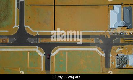 Luftaufnahme einer Baustelle mit neuen Häusern im Bau und geometrischen Formen des Grundstücks und der Straßenanordnung. Stockfoto