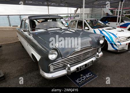 Dreiviertel-Vorderansicht eines Ford Zodiac Mk2 aus dem Jahr 1961 in Grau und weiß, der auf dem Silverstone Festival 2023 in der legendären Auktion verkauft wird Stockfoto