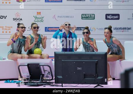 Chieti, Italien. 17. Februar 2024. Das Polimnia Ritmica Romana Team beim Kiss and Cry der ersten Runde der regulären Saison des italienischen Rhythmus Stockfoto