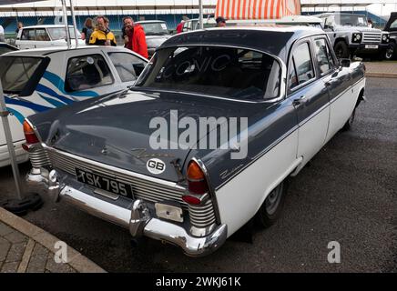 Dreiviertel Rückansicht eines Ford Zodiac Rallye Car aus dem Jahr 1961 in Grau und weiß, das auf dem Silverstone Festival 2023 in der legendären Auktion verkauft wird Stockfoto