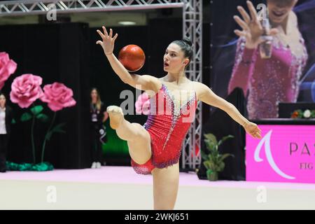 Chieti, Italien. Februar 2024. Milena Baldassarri vom Team Ginnastica Fabriano tritt mit dem Ball in der ersten Runde der regulären Saison des an Stockfoto