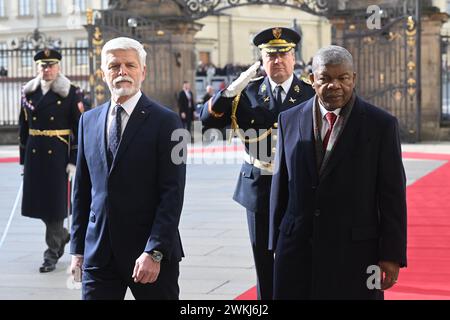 Prag, Tschechische Republik. Februar 2024. Der tschechische Präsident Petr Pavel (links) trifft am 21. Februar 2024 auf der Prager Burg in der Tschechischen Republik mit dem angolanischen Präsidenten Joao Lourenco zusammen. Quelle: Michaela Rihova/CTK Photo/Alamy Live News Stockfoto