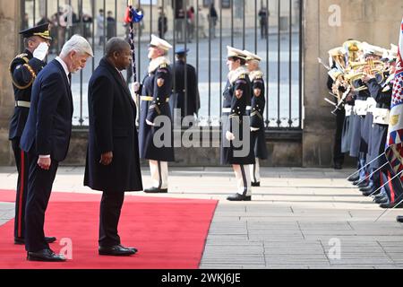 Prag, Tschechische Republik. Februar 2024. Der tschechische Präsident Petr Pavel (links) trifft am 21. Februar 2024 auf der Prager Burg in der Tschechischen Republik mit dem angolanischen Präsidenten Joao Lourenco zusammen. Quelle: Michaela Rihova/CTK Photo/Alamy Live News Stockfoto