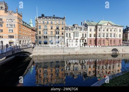 R-L: Schloss Arvfurstens, Sagerska Huset - Haus des Premierministers, Adelswärdska Huset, Riksbron, Rosenbad, in Stromgatan, Norrmalm, Stockholm. Stockfoto