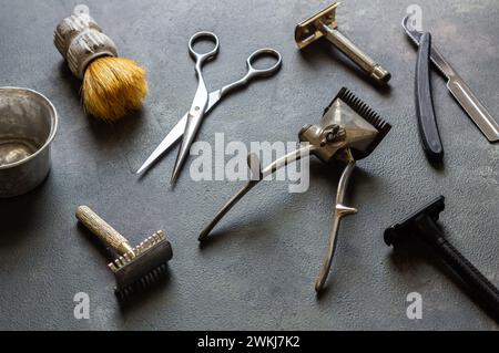 Vintage Friseur Zubehör, Haare und Bart Zubehör für Mann, alte Rasiermaschine, Schere, alten Rasierer, Friseur Nostalgie Poster Stockfoto