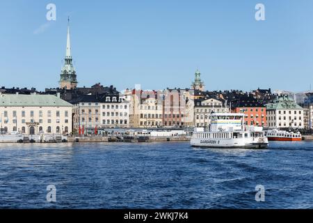 Fähre mit Skeppsbrokajen (Kai) und Slussen Fährhafen mit Turm der St. Gertrude oder der Deutschen Kirche. Stadsholmen, Gamla Stan, Altstadt, Stockholm Stockfoto