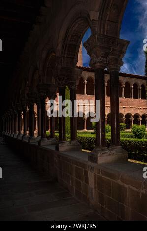 Kreuzgang im Kloster Santa Maria de Ripoll in der Provinz Girona, Katalonien, Spanien, erbaut zwischen den 1100er und 1500er Jahren Das untere Stockwerk ist typisch für einen romanischen Kreuzgang der Langobarden mit halbkreisförmigen Bögen, die auf paarigen oder doppelten Säulen ruhen. Menschliche und fantastische Figuren, Tiere und Pflanzenmotive sind auf den Kapitellen dargestellt. Stockfoto