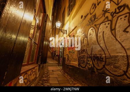 Graffiti an den Wänden der Mårten Trotzigs Gränd (Gasse) Stockholms schmalste Straße in Gamla Stan oder Altstadt, Stadsholmen, Stockholm Stockfoto