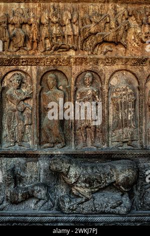 Schnitzereien im Relief am Eingang zur Basilika des Klosters Santa Maria de Ripoll in der Provinz Girona, Katalonien, Spanien. Der Eingang wurde Mitte der 1100er Jahre im lombardischen romanischen Stil gestaltet. Stockfoto