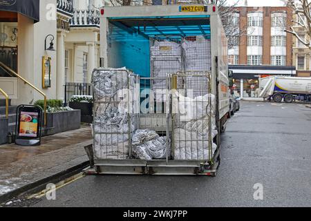 London, Vereinigtes Königreich - 21. Januar 2013: Wäschereinigungsservice, Lieferwagen und Transportwagen mit Taschen in der Straße im Stadtzentrum. Stockfoto