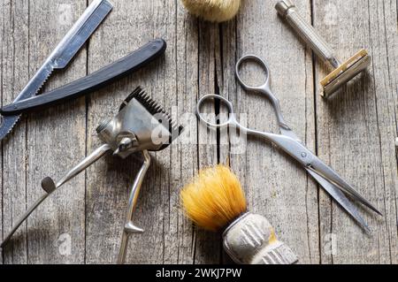 Vintage Friseur Zubehör, Haare und Bart Zubehör für Mann, alte Rasiermaschine, Schere, alten Rasierer, Friseur Nostalgie Poster Stockfoto