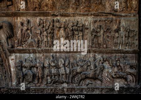 Reiter zu Pferd unter Relieffiguren am Eingang zur Basilika des Klosters Santa Maria de Ripoll in der Provinz Girona, Katalonien, Spanien. Der Eingang wurde Mitte der 1100er Jahre im lombardischen romanischen Stil gestaltet. Stockfoto