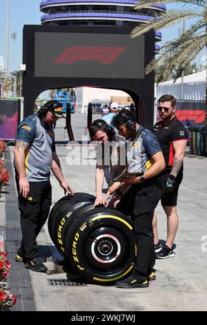 Sakhir, Bahrain. Februar 2024. Reifeningenieure von Pirelli. Formel-1-Test, Tag 1, Mittwoch, 21. Februar 2024. Sakhir, Bahrain. Quelle: James Moy/Alamy Live News Stockfoto