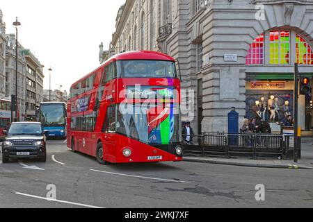 London, Vereinigtes Königreich - 27. Januar 2013: Hackney Central Line New Red Routemaster Bus am Piccadilly Circus Public Transport in City. Stockfoto