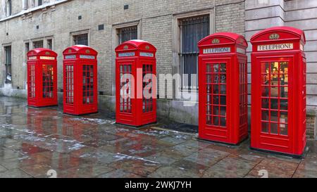 London, Vereinigtes Königreich - 19. Januar 2013: Fünf rote Telefonboxen in der Broad Court Street in Capital City Cold Winter Day. Stockfoto