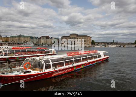 Fähre zum Archipel bei Strömkajenat von Södra Blaiseholmshamnen mit dem Grand Hotel hinter Blasieholmen. Norrmalm, Stockholm. Stockfoto