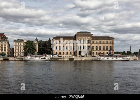 Fähre zum Archipel bei Strömkajenat von Södra Blaiseholmshamnen mit dem Grand Hotel hinter Blasieholmen. Norrmalm, Stockholm. Stockfoto