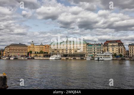 Fähre zum Archipel bei Strömkajenat von Södra Blaiseholmshamnen mit dem Grand Hotel hinter Blasieholmen. Norrmalm, Stockholm. Stockfoto